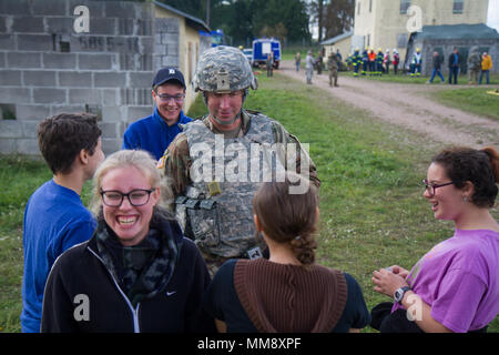 1. Sgt. Robert Eck, Soldat mit Charlie Company (C Co.), 457Th zivilen Angelegenheiten Bataillon (CA MRD.), interagiert mit Rolle-player Freiwillige aus Civil Air Patrol aus Wiesbaden Flug während der Übung Cobra Strike 17 von C Co, 457Th CA BN, Wackernheim, Deutschland, Sept. 16, 2017. Diese lokale multi-partnered Übung tests Bewertung Fähigkeiten zivile Angelegenheiten Lote' in einer fiktiven nach der Erdbebenkatastrophe Szenario und Abstimmung mit den örtlichen Rettungsdienst (U.S. Armee finden Foto vom Kapitän Jeku Arce, 221St Public Affairs Distanz). Stockfoto