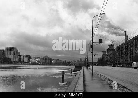 Moskau, Russland - März 02, 2017: Blick auf Berezhkovskaya nab. Schwarz & Weiß | 35 mm b&w film Scan - Ilford XP2 Super 400 film Olympus OM-1/S-Zuiko AUT Stockfoto