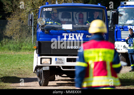 Mitglieder der Bundesanstalt Technisches Hilfswerk in Frankenthal, Deutschland, eine zivile Organisation, Durchführung von Such- und Rettungsaktionen mit Koordinierung mit einem zivilen Angelegenheiten team von Charlie Company 457th zivilen Angelegenheiten Bataillon während der Übung Cobra Strike 17, Wackernheim, Deutschland, Sept. 16, 2017. Diese lokale multi-partnered Übung tests Bewertung Fähigkeiten zivile Angelegenheiten Lote' in einer fiktiven nach der Erdbebenkatastrophe Szenario und Abstimmung mit den örtlichen Rettungsdienst (U.S. Armee finden Foto vom Kapitän Jeku Arce, 221St Public Affairs Distanz). Stockfoto