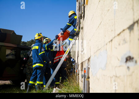 Mitglieder der Bundesanstalt Technisches Hilfswerk in Frankenthal, Deutschland, eine zivile Organisation, Durchführung von Such- und Rettungsaktionen mit Koordinierung mit einem zivilen Angelegenheiten team von Charlie Company 457th zivilen Angelegenheiten Bataillon während der Übung Cobra Strike 17, Wackernheim, Deutschland, Sept. 16, 2017. Diese lokale multi-partnered Übung tests Bewertung Fähigkeiten zivile Angelegenheiten Lote' in einer fiktiven nach der Erdbebenkatastrophe Szenario und Abstimmung mit den örtlichen Rettungsdienst (U.S. Armee finden Foto vom Kapitän Jeku Arce, 221St Public Affairs Distanz). Stockfoto