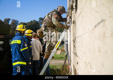 Staff Sgt. Paul Myers, medizinische Operationen Non-Commissioned Officer verantwortlich für Charlie Company, 457th zivilen Angelegenheiten Bataillon, in ein Gebäude, das als Teil einer Such- und Rettungsaktion mit der Bundesanstalt Technisches Hilfswerk, eine zivile Organisation, während der Übung Cobra Strike 17, Wackernheim, Deutschland, Sept. 16, 2017. Diese lokale multi-partnered Übung tests Bewertung Fähigkeiten zivile Angelegenheiten Lote' in einer fiktiven nach der Erdbebenkatastrophe Szenario und Abstimmung mit den örtlichen Rettungsdienst (U.S. Armee finden Foto vom Kapitän Jeku Arce, 221St Public Affairs Detachme Stockfoto