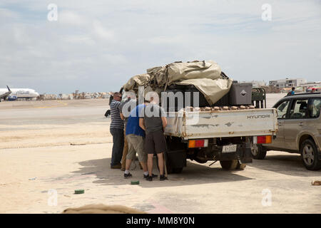 Us-Marines mit Joint Task Force - Leeward Inseln die Teile für einen leichten Reinstwassersystem von einem Kasten Lkw an einer Wasseraufbereitung Website auf Saint Martin, Sept. 14, 2017 entladen. Das System ermöglicht die Marines rund 1.800 Liter Wasser pro Tag zu läutern, um Gemeinschaften auf der Insel durch den Hurrikan Irma betroffenen zu versorgen. Auf Anfrage der Partnerländer, JTF-LI eingesetzten Flugzeuge und Service Mitglieder in Gebiete im östlichen Karibischen Meer durch den Hurrikan Irma betroffen. Die Task Force ist in den USA eine militärische Einheit, die aus Marinen, Soldaten, Matrosen und Fliegern und stellt Stockfoto