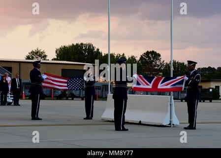 Die Seymour Johnson Air Force Base ist ein Luftwaffenstützpunkt der Vereinigten Staaten in Goldsboro, North Carolina, wo sich der 4th Fighter Wing befindet. Das Archivbild dokumentiert Mitglieder der Basis Honor Guard, die am 15. September 2017 während einer Zeremonie zum Gedenken an die Schlacht von Großbritannien 1940 im Zweiten Weltkrieg die Flaggen der Vereinigten Staaten und des Vereinigten Königreichs falten Stockfoto
