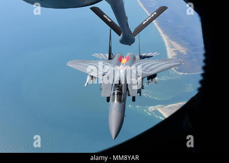 Die F-15E Strike Eagle-Flugzeuge in einem 4th Fighter Wing-Anstrich trennen von einem KC-135R Stratotanker, nachdem sie am 14. September 2017 über North Carolina mit Luftbetankung versorgt wurden. Das Archivbild dokumentiert Gedenkmarkierungen, die zum 75-jährigen Bestehen des Flügels und zum Betanken während des Fluges geschaffen wurden. Stockfoto