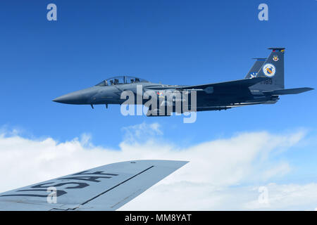 Die F-15E Strike Eagle-Flugzeuge fliegen am 14. September 2017 mit einem KC-135R Stratotanker in Formation über die Küste von North Carolina. Das Archivbild dokumentiert Gedenkmarkierungen und Luftbetankungsflugzeuge, die zusammen operieren. Stockfoto