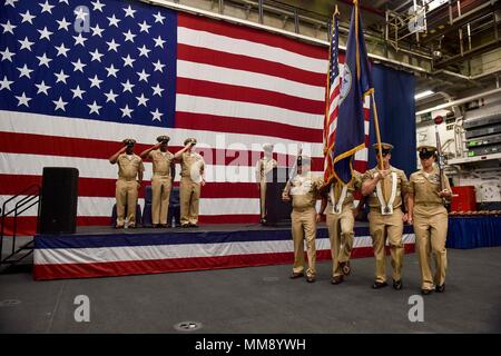 Atlantischer Ozean (Sept. 16, 2017) ein Chief Petty Officer (CPO) Color Guard unit Paraden die Farben während des Geschäftsjahres 2018 CPO pinning Zeremonie im Hangar Bucht des Amphibious Assault ship USS Iwo Jima (LHD7). Während der Zeremonie, 18 Iwo Jima Segler erhielten ihre chief Anker und deckt, wie sie in den Rang eines Chief Petty Officer gefördert wurden. (U.S. Marine Foto von Mass Communication Specialist Seaman Michael Lehman/Freigegeben) Stockfoto