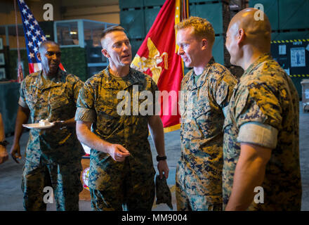 Oberst Craig Doty, Marine Air Control Gruppe 18 kommandierenden Offizier, spricht mit Marines mit Marine Tactical Air Command Squadron 18 während der 50-Jahr-Feier der MTACS-18 an Marine Corps Air Station Futenma, 15. September 2017. Während der Zeremonie, Marines lesen Auszüge über die mutigen Anstrengungen von MTACS-18. Die Staffel wurde am 1. September aktiviert, 1967 in Da Nang, Republik Vietnam, als Standort und Hauptsitz Squadron 18 MACG-18, 1 Marine Flugzeugflügel. (U.S. Marine Corps Foto von Lance Cpl. Andy Martinez) Stockfoto