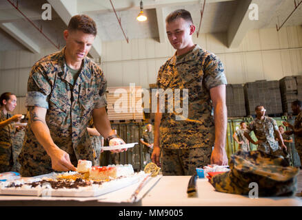 Sgt. Maj. Jeffrey D. Durham, Marine Tactical Air Command Squadron 18 Sergeant Major, fließt aus Schichten von Kuchen während der 50-Jahr-Feier der MTACS-18 an Marine Corps Air Station Futenma, 15. September 2017. Während der Zeremonie, Marines lesen Auszüge über die mutigen Anstrengungen von MTACS-18. Die Staffel wurde am 1. September aktiviert, 1967 in Da Nang, Republik Vietnam, als Standort und Hauptsitz Squadron 18, Marine Air Control Gruppe 18, 1 Marine Flugzeugflügel. (U.S. Marine Corps Foto von Lance Cpl. Andy Martinez) Stockfoto