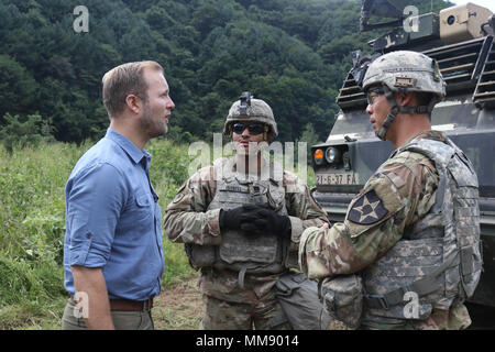 Staff Sgt. Kavon M. Isabell (Mitte), zugeordnet zu den Akku ein, 6 Battalion, 37th Field Artillery Regiment, 210Th Field Artillery Brigade, 2 Infanterie Division/ROK-US kombinierte Division, spricht mit CNN Ian Lee, vor ihrem Leben Feuer Übung bei Rocket Tal, Südkorea, Sept. 15, 2017. Die live fire Übung war Teil einer einwöchigen Schulung, Krieger Donner, dass Die Einheit, die auf Field Artillery Operationen und Abschnitt Qualifikation auf MLRS-Tabelle VI Schießwesen zu trainieren. (U.S. Armee Foto von Sgt. Michelle U. Blesam, 210Th FA BDE PAO) Stockfoto