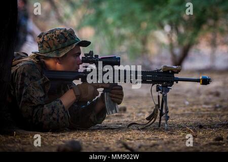 3rd Battalion 4th Marines ist ein Infanterie-Bataillon des United States Marine Corps, das der 1st Marine Division zugeordnet ist. Die Task Force Koa Moana 17 führte am 13. September 2017 in Metinaro, Timor Leste, Übung Crocodilo durch, um die Interoperabilität mit regionalen Partnern zu verbessern. Das Archivbild dokumentiert einen Marine, der ein M27 Infanterie-Automatikgewehr während eines RAID-Szenarios bei Military Operations in Urban Terrain Training einsetzt. Stockfoto