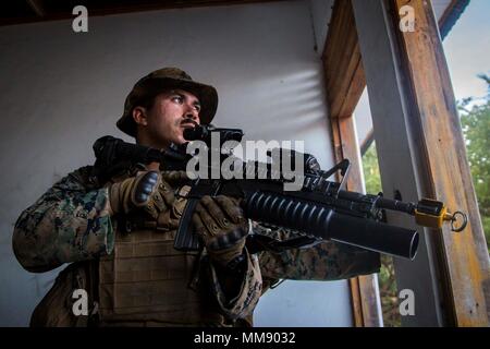 3rd Battalion 4th Marines ist ein Infanterie-Bataillon des United States Marine Corps, das der 1st Marine Division zugeordnet ist. Die Task Force Koa Moana 17 führte am 13. September 2017 Übung Crocodilo in Metinaro, Timor Leste durch, um regionale Partnerschaften zu stärken. Das Archivbild zeichnet die Sicherheitspositionen während eines RAID-Szenarios auf, das im Rahmen von Militäroperationen im Urban Terrain Training ausgeführt wurde. Stockfoto