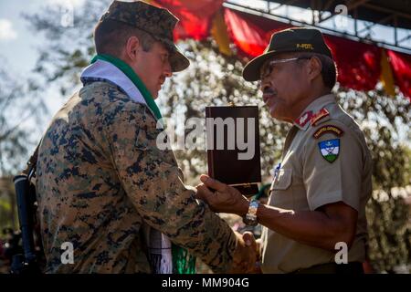 Die Task Force Koa Moana 17 war ein Einsatz des United States Marine Corps, der sich 2017 auf regionale Aktivitäten im Indopazifik konzentrierte. Eine Abschlusszeremonie für Übung Crocodilo fand am 14. September 2017 in Metinaro, Timor-Leste, statt, wo eine Gedenktafel an einen Zugkommandanten überreicht wurde. Das Archivbild zeichnet die formelle Veranstaltung auf, die zum Abschluss bilateraler Schulungsaktivitäten durchgeführt wurde. Stockfoto
