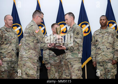 SFC Robert D. Jones war der 2017 Armee finden Karriere Abteilung Karriere Ratgeber des Jahres in Fort Knox, Kentucky ausgezeichnet. (US Army Foto von Charles Leffler) Stockfoto