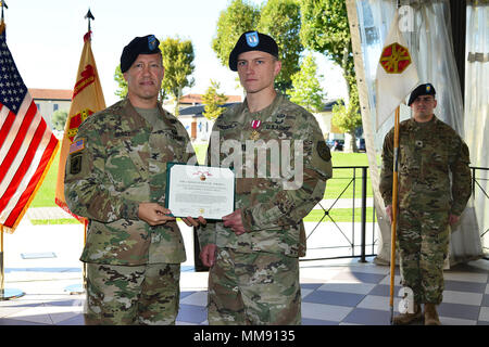 Us Oberst Eric M. Berdy, (links), Kommandeur der US-Armee Garnison Italien, und Kapitän Brennan T. Roorda (rechts), scheidender Kommandeur, während der Befehl Zeremonie für die US-Armee Garnison die Konzernzentrale in der Caserma Ederle in Vicenza, Italien, Sept. 18, 2017. (U.S. Armee Foto von visuellen Informationen Spezialist Antonio Bedin-/freigegeben) Stockfoto