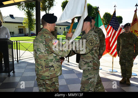 Kapitän Brennan T. Roorda, rechts, übergibt die Guidon zu oberst Eric M. Berdy, Links, Kommandeur der US-Armee Garnison Italien Hauptsitz und Sitz Bataillon, die während eines Befehls Zeremonie an die Konzernzentrale in der Caserma Ederle in Vicenza, Italien, Sept. 18, 2017. (U.S. Armee Foto von visuellen Informationen Spezialist Antonio Bedin-/freigegeben) Stockfoto