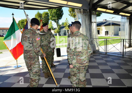 Kapitän Eric S. Ng, eingehende U.S. Army Garrison Italien Konzernzentrale Commander, Links, erhält die Guidon von Oberst Eric M. Berdy, rechts, Hauptsitz und Sitz der Bataillonskommandeur, während der Änderung des Befehls Zeremonie für HSC USARAF Konzernzentrale in der Caserma Ederle in Vicenza, Italien, Sept. 18, 2017. (U.S. Armee Foto von visuellen Informationen Spezialist Antonio Bedin-/freigegeben) Stockfoto