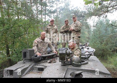 Am Sept. 18, 2017 der Michigan National Guard C Company, 1 Battalion, 125Th Infanterie Regiment und das Royal Wessex Yeomanry (RWxY), eine britische Finden Rüstung Regiment, absolvierte eine kombinierte Waffen Training übung in Sennelager Training Area, Deutschland. Es gab einige Würdenträger anwesend die Übung, wie Prince Edward, Earl of Wessex zu beobachten. Zusätzlich zu der Übung, die Würdenträger besucht mit Truppen, und der Graf von Wessex präsentiert Britischen bekämpfen Treffsicherheit Abzeichen an Soldaten von C Co., die eine Punktzahl von 40 oder höher von 50 während der Qualifizierung erreicht Stockfoto