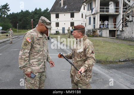 Am Sept. 18, 2017 der Michigan National Guard C Company, 1 Battalion, 125Th Infanterie Regiment und das Royal Wessex Yeomanry (RWxY), eine britische Finden Rüstung Regiment, absolvierte eine kombinierte Waffen Training übung in Sennelager Training Area, Deutschland. Es gab einige Würdenträger anwesend die Übung, wie Prince Edward, Earl of Wessex zu beobachten. Zusätzlich zu der Übung, die Würdenträger besucht mit Truppen, und der Graf von Wessex präsentiert Britischen bekämpfen Treffsicherheit Abzeichen an Soldaten von C Co., die eine Punktzahl von 40 oder höher von 50 während der Qualifizierung erreicht Stockfoto