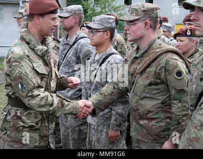 Am Sept. 18, 2017 der Michigan National Guard C Company, 1 Battalion, 125Th Infanterie Regiment (C -1-125 IN) und der Royal Wessex Yeomanry (RWxY), eine britische Finden Rüstung Regiment, absolvierte eine kombinierte Waffen Training übung in Sennelager Training Area, Deutschland. Es gab einige Würdenträger anwesend die Übung, wie Prince Edward, Earl of Wessex zu beobachten. Zusätzlich zu der Übung, die Würdenträger besucht mit Truppen, und ausgezeichnet. In diesem Bild, der Graf von Wessex (links) stellt Britischen bekämpfen Treffsicherheit Abzeichen an Soldaten von C Co. dadurch erreicht, dass ein Stockfoto