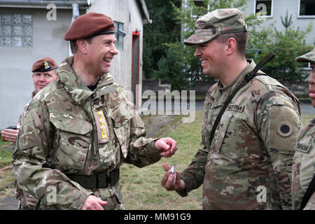 Am Sept. 18, 2017 der Michigan National Guard C Company, 1 Battalion, 125Th Infanterie Regiment (C -1-125 IN) und der Royal Wessex Yeomanry (RWxY), eine britische Finden Rüstung Regiment, absolvierte eine kombinierte Waffen Training übung in Sennelager Training Area, Deutschland. Es gab einige Würdenträger anwesend die Übung, wie Prince Edward, Earl of Wessex zu beobachten. Zusätzlich zu der Übung, die Würdenträger besucht mit Truppen, und ausgezeichnet. In diesem Bild, der Graf von Wessex (links) stellt Britischen bekämpfen Treffsicherheit Abzeichen an Soldaten von C Co. dadurch erreicht, dass ein Stockfoto