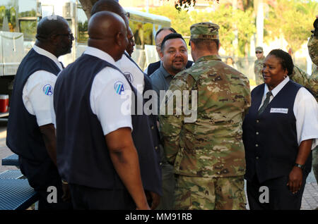 Command Sgt. Maj. Duane Weyer, command Sergeant Major des zweiten Bataillons, 127 Infanterie, 32nd Infantry Brigade Combat Team, danke Busfahrer aus der Akademie Bus, eine Charter bus Unternehmen in Fort Lauderdale und Miami Bereich, für die Freiwilligenarbeit der 32 IBCT Soldaten von Homestead Air Reserve Base, Homestead, Fla., Sept. 16 kostenlos zu transportieren. Soldaten der 32 IBCT wurden in Florida eingesetzt, um zu helfen, die Florida National Guard und örtlichen Behörden mit Hurrikan Irma Hilfsmaßnahmen unterstützen. Wisconsin reg. Scott Walker ausgestellt Executive Order 254 Sept. 8, die befugt ist, Stockfoto