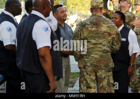 Command Sgt. Maj. Duane Weyer, command Sergeant Major des zweiten Bataillons, 127 Infanterie, 32nd Infantry Brigade Combat Team, danke Busfahrer aus der Akademie Bus, eine Charter bus Unternehmen in Fort Lauderdale und Miami Bereich, für die Freiwilligenarbeit der 32 IBCT Soldaten von Homestead Air Reserve Base, Homestead, Fla., Sept. 16 kostenlos zu transportieren. Soldaten der 32 IBCT wurden in Florida eingesetzt, um zu helfen, die Florida National Guard und örtlichen Behörden mit Hurrikan Irma Hilfsmaßnahmen unterstützen. Wisconsin reg. Scott Walker ausgestellt Executive Order 254 Sept. 8, die befugt ist, Stockfoto