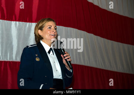 Us Air Force Colonel Jennifer Kurz, 23d Wing Commander, gibt Erläuterungen während der jährlichen Air Force Kugel, Sept. 16, 2017, an der James H. Regenwasser Conference Center in Valdosta, GA Team Moody an der Luftwaffe Kugel im Gedenken an den 70. Geburtstag des Air Force gefeiert. (U.S. Air Force Foto von Airman 1st Class Erick Requadt) Stockfoto