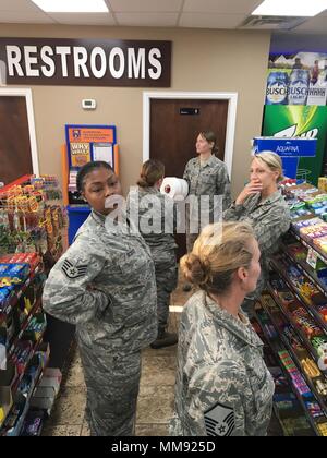 Mitglieder von der Nebraska Air National Guard 155 medizinische Gruppe bereitstellen zu Hurrikan Harvey Erleichterung in Texas September 2 bis 9, 2017 Lincoln, Nebraska. 44 Medical Group Personal zu Texas bereitgestellten Hilfe und Unterstützung medizinischer triage Fähigkeiten als Cbrne (Chemische, biologische, radiologische, nukleare, und ertragreiche Explosivstoffe) CERFP (Enhanced Response Force Paket). Die Gruppe Konvoi stoppt an einer kleinen Tankstelle für Gas- und eine Toilette pause Sept. 3, 2017 in der Nähe von Beaumont, Texas. (Nicht Klassifiziert/U.S. Air Force Foto von Technischen Sgt R. Denise Mommens/Freigegeben durch Stockfoto