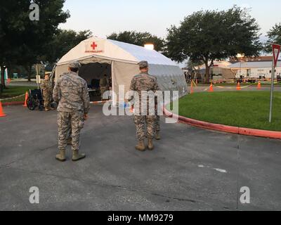 Mitglieder von der Nebraska Air National Guard 155 medizinische Gruppe bereitstellen zu Hurrikan Harvey Erleichterung in Texas September 2 bis 9, 2017 Lincoln, Nebraska. 44 Medical Group Personal zu Texas bereitgestellten Hilfe und Unterstützung medizinischer triage Fähigkeiten als Cbrne (Chemische, biologische, radiologische, nukleare, und ertragreiche Explosivstoffe) CERFP (Enhanced Response Force Paket). Nebraska CERFP Leadership Team trifft sich mit der Texas National Guard CERFP Team an der Beaumont Baptist Hospital er Parkplatz am frühen Morgen helfen, Sept. 4, 2017 in Beaumont, Texas. Mitglieder der Te Stockfoto