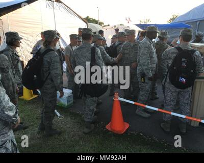 Mitglieder von der Nebraska Air National Guard 155 medizinische Gruppe bereitstellen zu Hurrikan Harvey Erleichterung in Texas September 2 bis 9, 2017 Lincoln, Nebraska. 44 Medical Group Personal zu Texas bereitgestellten Hilfe und Unterstützung medizinischer triage Fähigkeiten als Cbrne (Chemische, biologische, radiologische, nukleare, und ertragreiche Explosivstoffe) CERFP (Enhanced Response Force Paket). Nebraska National Guard medizinische triage Teammitglieder kommen die Abendschicht zu decken und werden begrüßt durch Texas National Guard Personal am Abend des Sept 4, 2017 an der Beaumont Bapt entbunden zu werden. Stockfoto