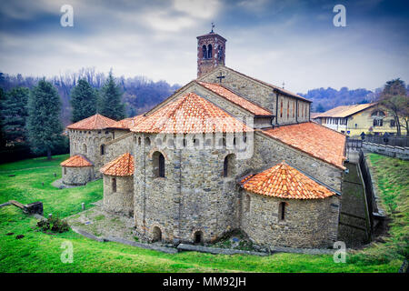 Rückansicht des Romanischen italienischen Kirche und Glockenturm, Basilica di San Pietro e Paolo, Agliate, Monza, Italien Stockfoto