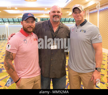 Ehemaligen New York Yankees Krug David Wells posiert für ein Foto mit "SOCOM"-Veteran Josh Lindstrom (L) und "SOCOM" E7 Brent Irland, während die Mitglieder der US-team Invictus Spiele Zeit mit star Athleten und andere Berühmtheiten während ein Treffen und event Grüße in Uniondale, New York am 18. September 2017 zu verbringen. Die Invictus Games, von Prinz Harry im Jahr 2014 gegründet, vereint die Verwundeten und verletzten Veteranen aus 17 Nationen für 12 adaptive Sportveranstaltungen, einschließlich Leichtathletik, Rollstuhl basketball Rollstuhl Rugby, Schwimmen, Volleyball, und Neu in der 2017 Spiele, Golf. (DoD Foto von Rog Stockfoto