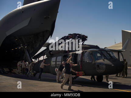 Die ersten Afghanischen Luftwaffe UH-60 s bei Kandahar Air Field, Afghanistan, an Sept. 18, 2017 entladen wird von der US Air Force C-17 Globemaster III. Diese sind die ersten UH-60s für Afghanistan für die Rekapitalisierung der AAF und Entwicklung eines professionellen, kompetenten und stabilen afghanischen Luftwaffe geliefert werden. (U.S. Air Force Foto: Staff Sgt. Trevor T. McBride) Stockfoto