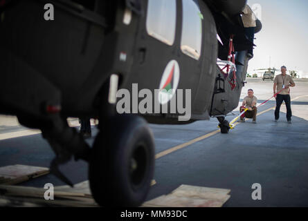 Die ersten Afghanischen Luftwaffe UH-60 Hubschrauber entladen ist ein US Air Force C-17 Globemaster III, Sept. 18, 2017, in Kandahar Air Field, Afghanistan. Die UH-60 Ankunft ist Teil der Rekapitalisierung Bemühungen der AAF. Der Plan umfasst sieben verschiedene Waffensysteme, 14 Programm Büros und mehr als 20 wichtige Verträge. Trainieren, beraten, unterstützen, Command-Air beaufsichtigt die Ausbildung von AAF-Piloten und Betreuer. (U.S. Air Force Foto: Staff Sgt. Trevor T. McBride) Stockfoto