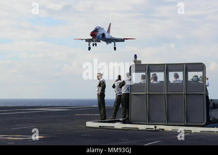 Die USS Harry S. Truman (CVN-75) ist ein nuklearer Flugzeugträger der Nimitz-Klasse, der 1998 in Betrieb genommen wurde. Ein T-45C Goshawk Trainingsflugzeug, das dem Training Air Wing 2 zugewiesen ist, nähert sich am 16. September 2017 dem Flugdeck für die Ausbildung von Flugzeugträgern im Atlantik an. Das Archivbild dokumentiert die Landepraxis von Trägerschiffen auf See. Stockfoto