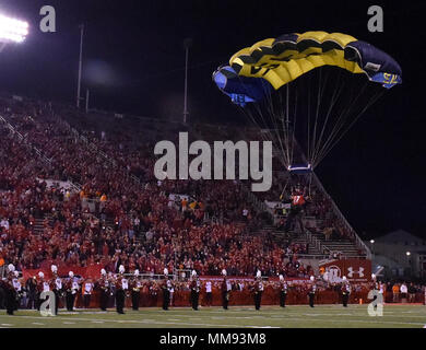 170916-N-VY 375-298 SALT LAKE CITY (Sept. 16, 2017) Mitglied der US Navy Fallschirm Team, den Sprung Frösche, Fallschirme auf dem Feld während einer Antenne Demonstration vor einem Fußballspiel zwischen der Universität von Utah und San Jose State University, am Reis - Eccles Stadium während Marine Woche Salt Lake City 2017. Marine Woche Programme dienen als wichtigste übertreffen Bemühung der Marine in den Bereichen des Landes ohne eine bedeutende Marine Präsenz. (U.S. Marine foto Hospital Corpsman 1. Klasse Michael Patton/Freigegeben) Stockfoto