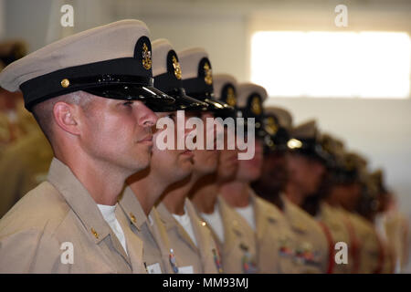 Herzlichen Glückwunsch zu 57 der Ausbildung Befehl rekrutieren die neueste Chief Petty Officers, die ihre Anker an einem pinning Zeremonie Sept. 15 empfangen, an der pazifischen Flotte Drill Hall, RTC. Die Position des Chief ist eine traditionsreiche, diese Matrosen über und über den Anruf der Aufgabe gegangen sind und ihren Dienst in Spritzguss weiterhin die Zukunft der United States Navy als deckplate Führung. (U.S. Marine Fotos von RTC Public Affairs/Freigegeben) Stockfoto