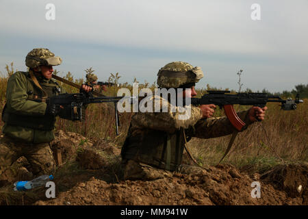 Ukrainische Soldaten der 1./30. mechanisierte Infanterie Bataillon der gegnerischen Kräfte während der Durchführung ein Feld Training während der Übung Rapid Trident 17 an der internationalen Friedenssicherung Security Center in Yavoriv, Ukraine Sept. 19, 2017. Schnelle Trident 17 teilnehmenden Nationen mit der Gelegenheit theater Sicherheit Zusammenarbeit in Osteuropa zu verbessern, die Interoperabilität zwischen NATO-Mitgliedern und Partnern zu verbessern und die Fähigkeiten zu kombinieren, gemeinsame, multinationale und integrierte Security Operations zu betreiben. (U.S. Armee Foto von Pfc. Zachery Perkins) Stockfoto