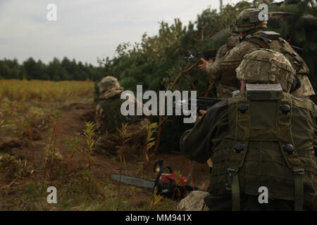 Ukrainische Soldaten der 1./30. mechanisierte Infanterie Bataillon der gegnerischen Kräfte während der Durchführung ein Feld Training während der Übung Rapid Trident 17 an der internationalen Friedenssicherung Security Center in Yavoriv, Ukraine Sept. 19, 2017. Schnelle Trident 17 teilnehmenden Nationen mit der Gelegenheit theater Sicherheit Zusammenarbeit in Osteuropa zu verbessern, die Interoperabilität zwischen NATO-Mitgliedern und Partnern zu verbessern und die Fähigkeiten zu kombinieren, gemeinsame, multinationale und integrierte Security Operations zu betreiben. (U.S. Armee Foto von Pfc. Zachery Perkins) Stockfoto