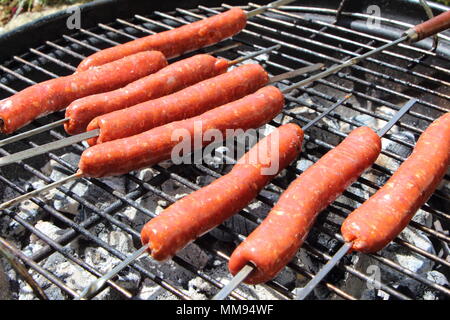 Merguez am Rack und einen Grill Stockfoto