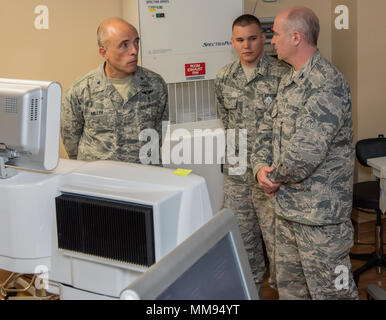 Us Air Force Brig. Gen. Robert Miller (links), Luftwaffe medizinische Operationen Agentur, Commander, Joint Base San Antonio-Lackland, Texas, gezeigt wird, ist der Augenheilkunde Klinik von Oberst David Simon (rechts) und Älterer Flieger Brian Russell (Mitte), 60 Chirurgische Eingriffe Squadron, während einer Tour von David Grant US Air Force Medical Center, Sept. 13, 2017, Travis Air Force Base, Calif. Miller gab einen tiefen Einblick in die DGMC Mission und die Gelegenheit, mit Fliegern aus verschiedenen Kliniken während seines Besuchs zu interagieren. (U.S. Air Force Foto/Heide Couch) Stockfoto