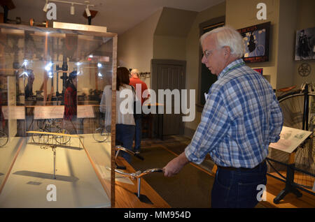 Dayton, Ohio - Gerald Landis untersucht eine Ausstellung in der Brüder Wright' Fahrrad Shop. Eine Gruppe von militärischen und zivilen Wissenschaftlern, Angestellten und Ingenieure aus der Direktion besucht bedeutende Geschichte der Luftfahrt Standorte in Dayton während einer Aviation Heritage Tour ein besseres Verständnis für die Entwicklung der Innovation in Dayton, das Erbe der Afrl auf Heute trägt zu gewinnen. (U.S. Air Force Foto von Marisa Alia-Novobilski/freigegeben) Stockfoto