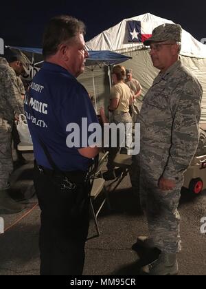 Mitglieder von der Nebraska Air National Guard 155 medizinische Gruppe bereitstellen zu Hurrikan Harvey Erleichterung in Texas September 2 bis 9, 2017 Lincoln, Nebraska. 44 Medical Group Personal zu Texas bereitgestellten Hilfe und Unterstützung medizinischer triage Fähigkeiten als Cbrne (Chemische, biologische, radiologische, nukleare, und ertragreiche Explosivstoffe) CERFP (Enhanced Response Force Paket). Nebraska National Guard CERFP ärztliche triage Personal übernehmen Arbeiten wie Relief an der Texas National Guard CERFP Fehleranalyse an Beaumont Baptist Hospital auf Nachtschicht Sept. 4, 2017 in Beaumont, Tex Stockfoto