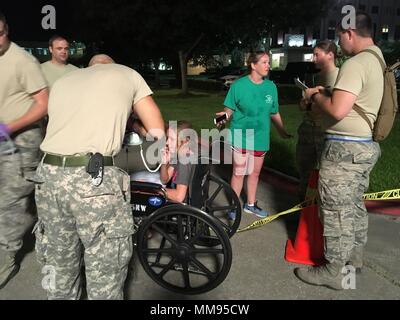 Mitglieder von der Nebraska Air National Guard 155 medizinische Gruppe bereitstellen zu Hurrikan Harvey Erleichterung in Texas September 2 bis 9, 2017 Lincoln, Nebraska. 44 Medical Group Personal zu Texas bereitgestellten Hilfe und Unterstützung medizinischer triage Fähigkeiten als Cbrne (Chemische, biologische, radiologische, nukleare, und ertragreiche Explosivstoffe) CERFP (Enhanced Response Force Paket). Nebraska National Guard Personal unterstützen im Texas National Guard CERFP ärztliche triage Website an der Beaumont Baptist Hospital Parkplatz liegt auf Nachtschicht Sept. 4, 2017 in Beaumont, Texas. Die Stockfoto