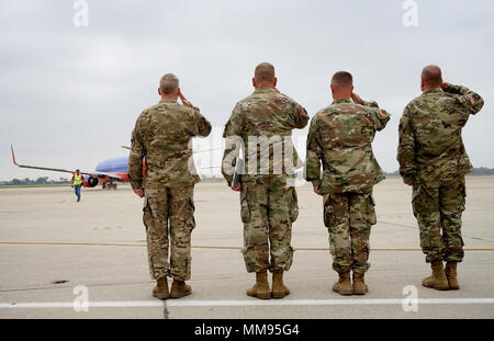 Führung von der 40th Infantry Division begrüssen ein Flugzeug mit fast 100 Bereitstellung von Soldaten Sept. 18, Joint Force Training Base, Los Alamitos. Die Cal Wachposten flogen nach Fort Hood, Texas, die erste Phase eines yearlong deploymen im südlichen Afghanistan zu beginnen. (U.S. Army National Guard Foto/SPC. Amy E. Carle) Stockfoto