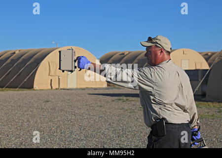 Darril Stafford mit Abteilung für Energie mit führt Kontrollen durch die Strahlung ein Ludlm Strahlung Detektor auf Onate Army National Guard Complex, New York, Sept. 18, 2017. Die Prominente Jagd Übung bringt in Bundes-, Landes- und lokalen Agenturen zu 20. Chemische, biologische, nukleare, Sprengstoffe (CBRNE) Befehl zu bestätigen als Teil des Nationalen Technischen nuklearen Forensik (NTNF) Sammlung Task Force (GCTF). (U.S. Armee Foto von Sgt. Nelson Rodriguez) Stockfoto