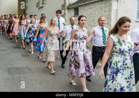 Editorial: Unbekannte Mitglieder der Öffentlichkeit, potenzielle Logo und andere Marken. Helston, Cornwall, UK, 08.05.2018. Tänzer machen ihren Weg durch die s Stockfoto