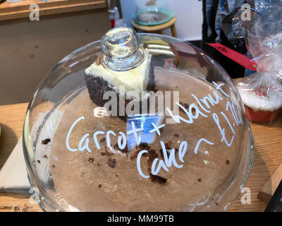 Letzte Schicht von Karotte & Walnuss Kuchen in einer Gemeinschaft, Cafe, Sandford Fachsimpeln, Sandford On Thames, Oxford, England, Großbritannien Stockfoto