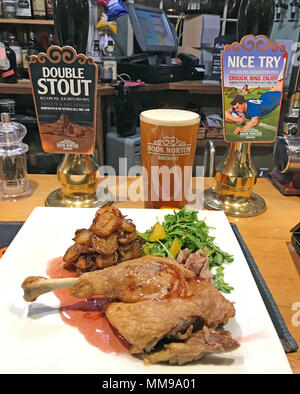 Das Essen in der Bar, Entenkeule, orange Sauce, mit Bier Pumpen auf eine Bar, in einem traditionellen englischen Pub, England, Großbritannien Stockfoto