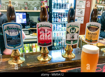 Doncaster Brauerei Bier Pumpen auf eine Bar, in einem traditionellen englischen Pub, South Yorkshire, England, Großbritannien Stockfoto